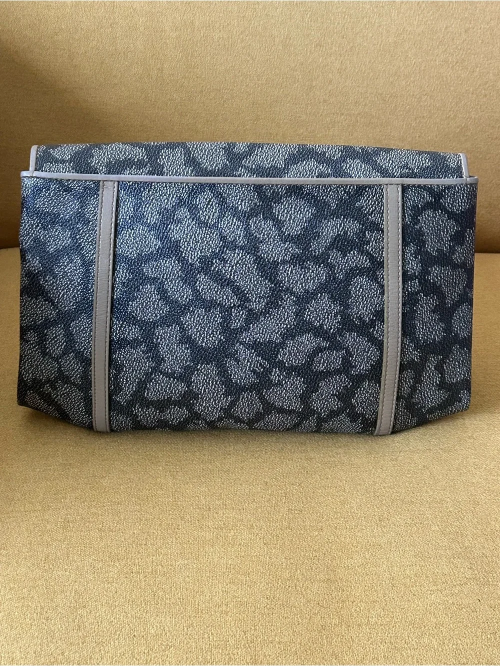 Yves Saint Laurent Giraffe Print Women’s Foldover Clutch Bag - Picture 2 of 14